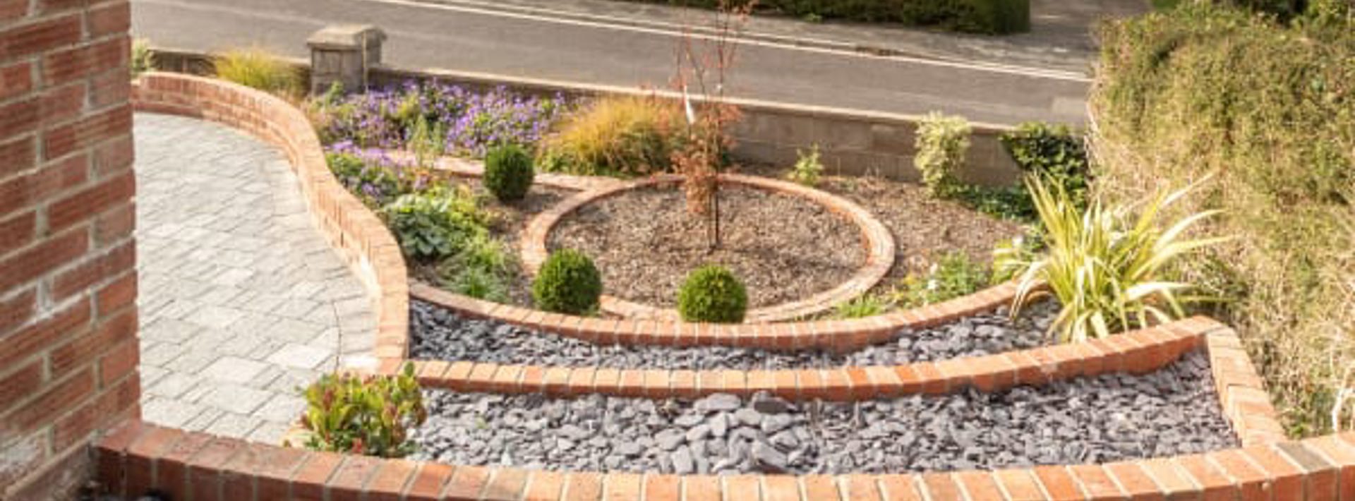 Marshalls old mill bricks used to create a curved walling design 